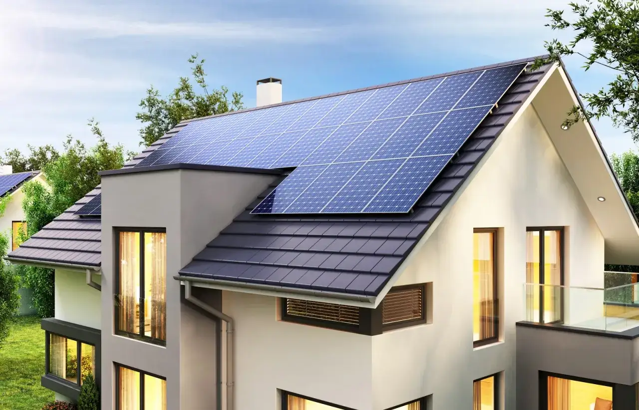 Nowoczesny dom z panelem fotowoltaicznym na dachu. Instalacja PV zapewnia czystą energię.
