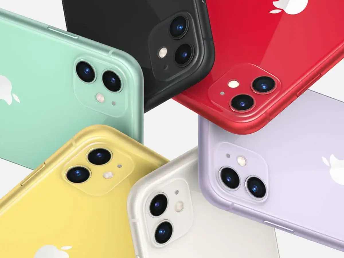 Cinq iPhone 12 couleurs vives : menthe, noir, rouge, jaune et lavande, affichant leurs doubles objectifs.