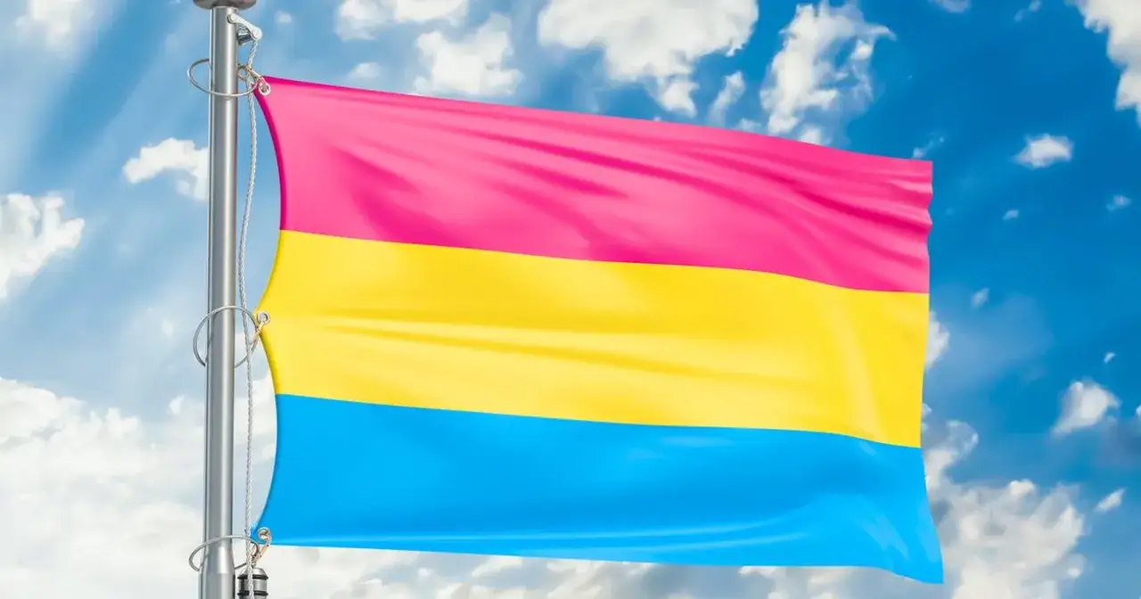 Flaga panseksualizmu powiewa na wietrze. To symbol tego, że panseksualizm co to znaczy to miłość do wszystkich płci.