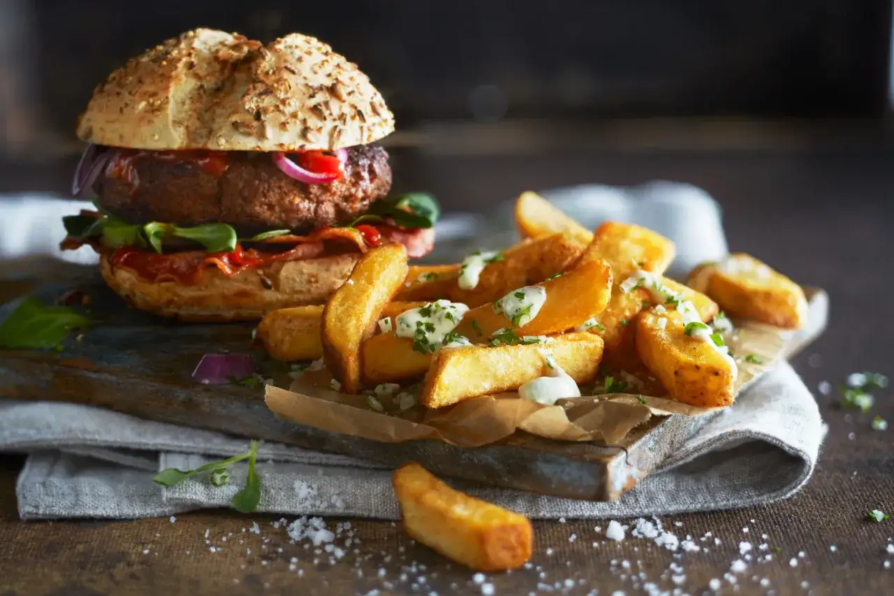 R&oacute;żne rodzaje frytek do burgera