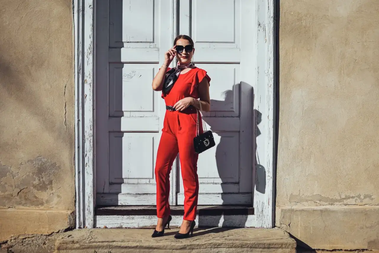 czerwony kombinezon i różowe buty stylizacja color blocking