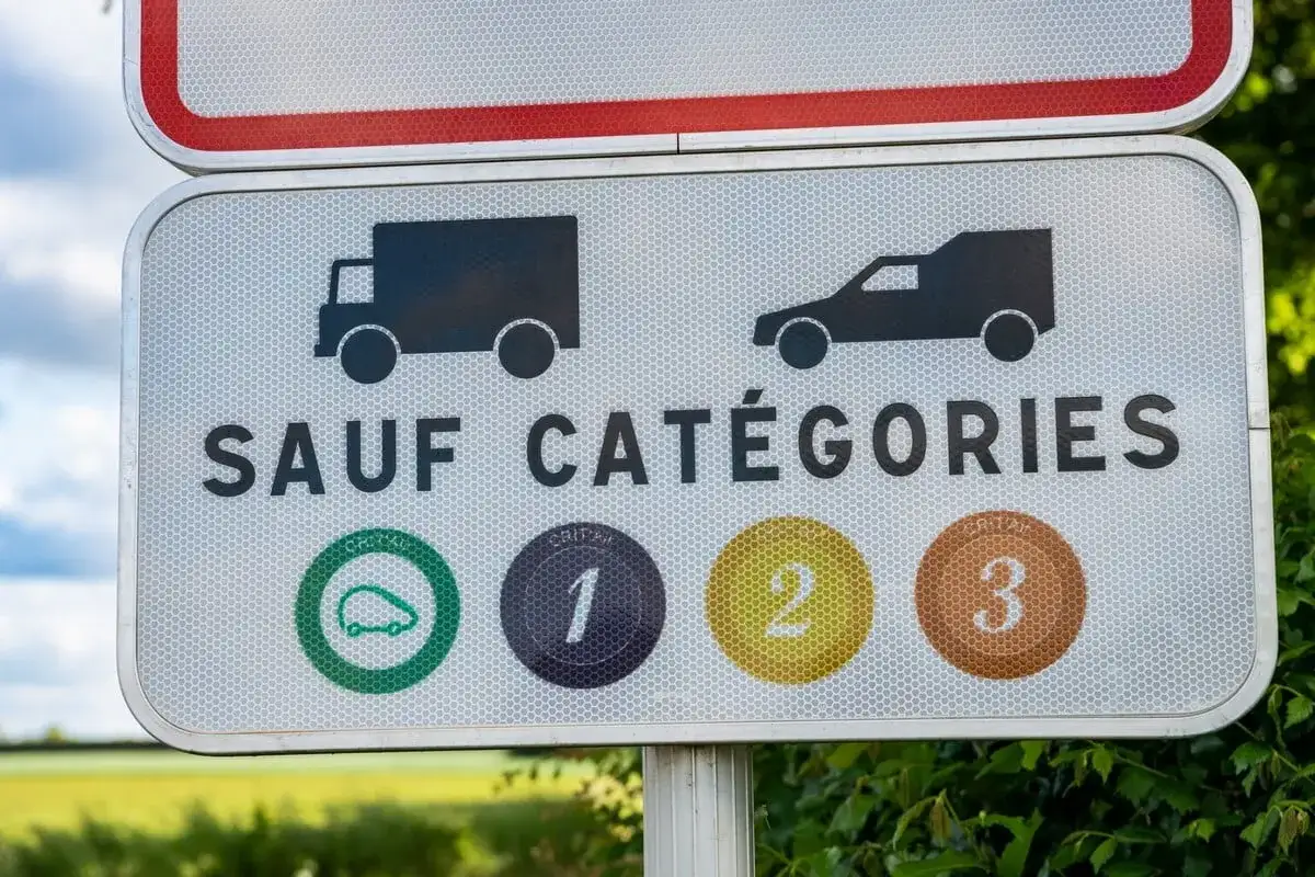 Panneau signalant une interdiction moteur diesel, sauf pour les v&eacute;hicules des cat&eacute;gories Crit'Air 1, 2 et 3.