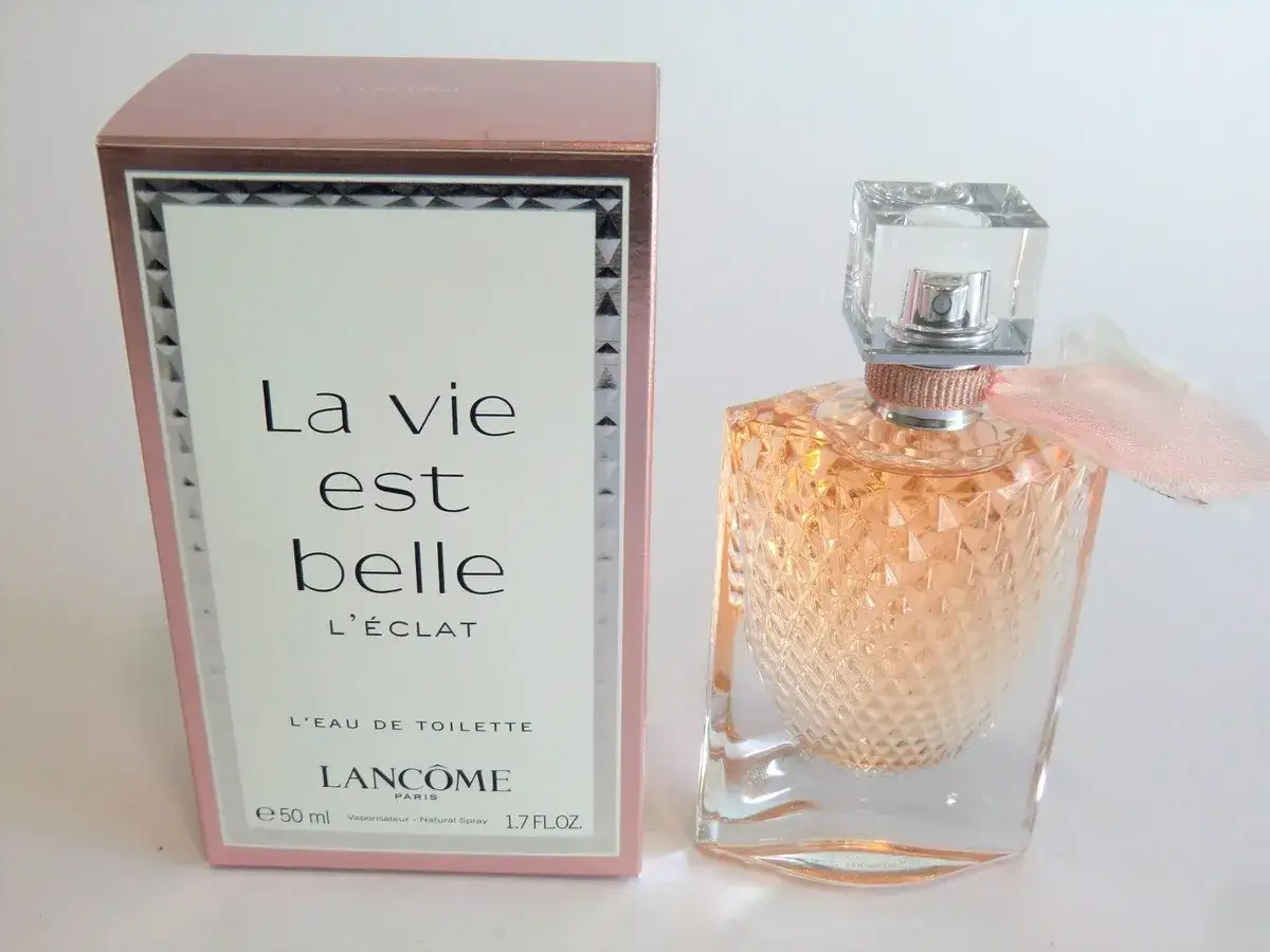 Elegancka butelka i pudełko perfum Lancôme La Vie Est Belle L'Éclat, emanujące blaskiem i kobiecością.