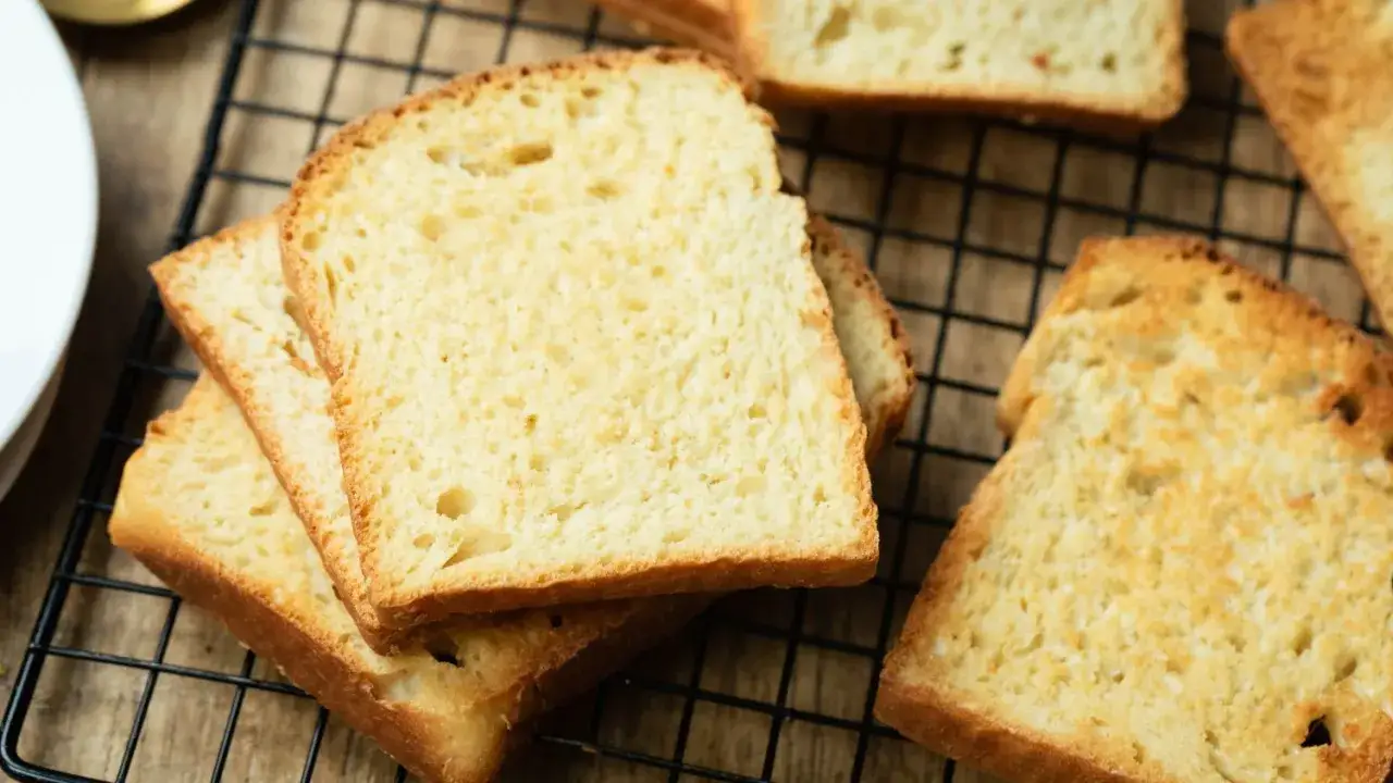 Goldbrauner Zwieback auf einem Gitterrost, perfekt f&uuml;r ein einfaches Zwieback Rezept.