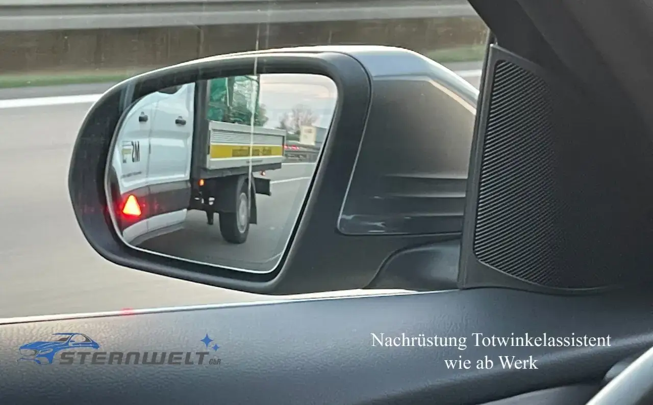 Ein LKW im R&uuml;ckspiegel, mit rotem Dreieck als Warnung. Nachr&uuml;stung Totwinkelassistent wie ab Werk.