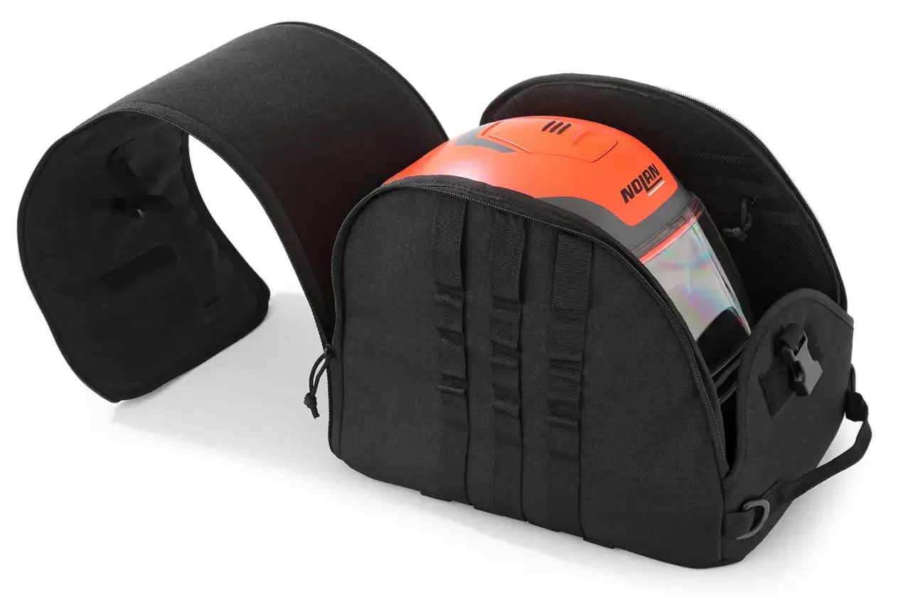 Borsa porta casco moto nera, aperta, con un casco arancione Nolen all'interno.