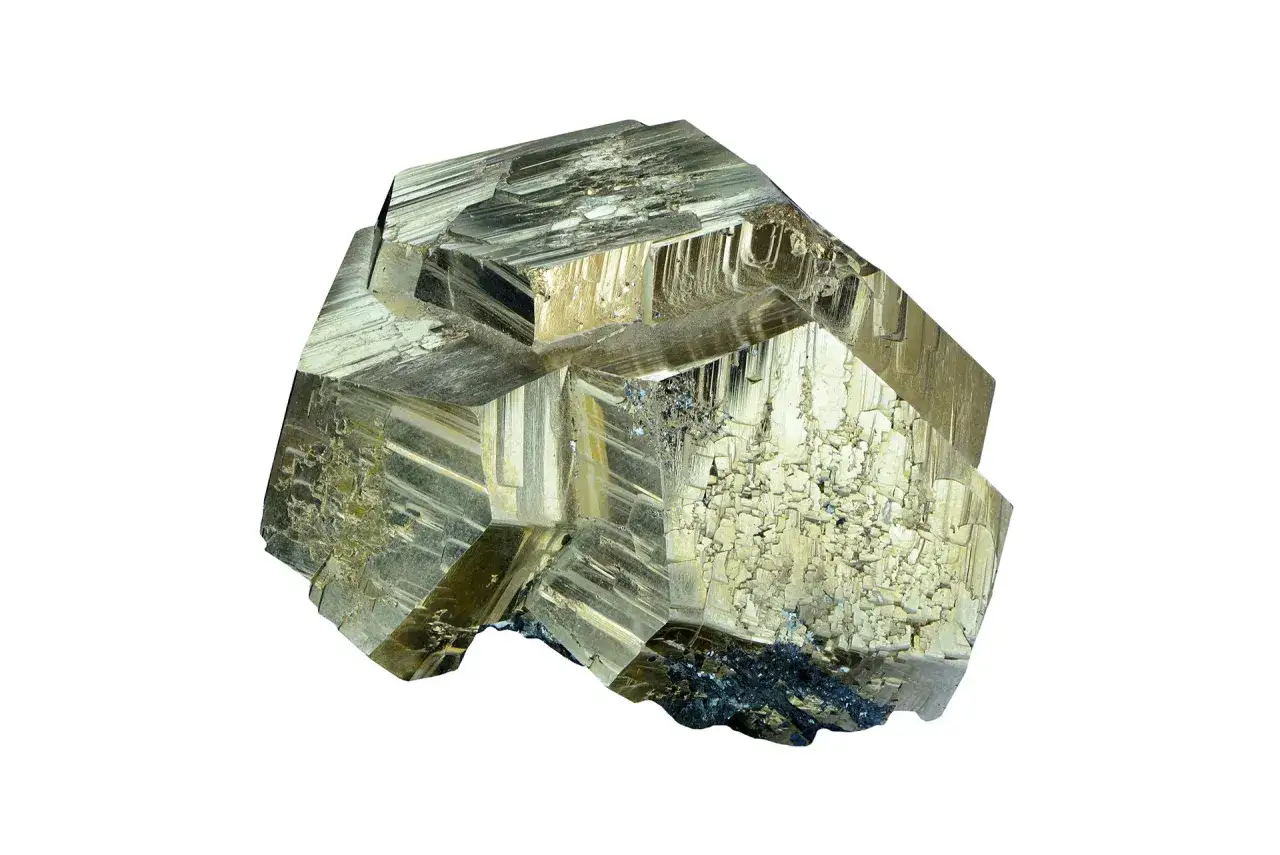 Glänzender Pyritkristall mit würfeligen Formen. Seine Verwendung reicht von Schmuck bis zur Schwefelsäureherstellung.