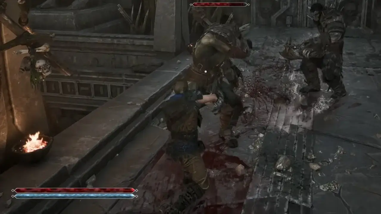 Ein Kämpfer im **Gothic 1 Remake** wehrt sich gegen einen Ork. Blut spritzt, Knochen liegen herum.