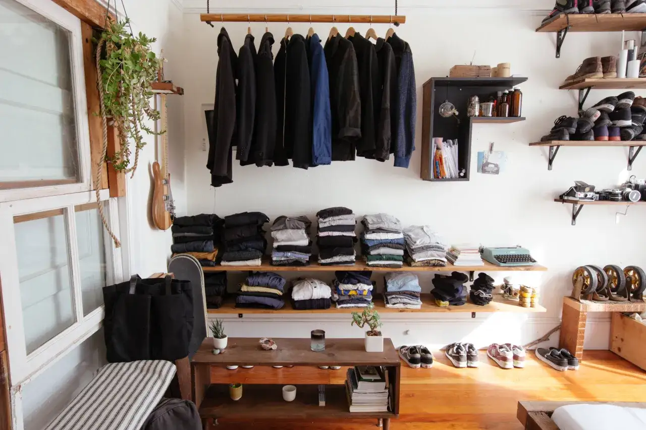 Id&eacute;e pour am&eacute;nager un placard : v&ecirc;tements pli&eacute;s sur &eacute;tag&egrave;res, manteaux suspendus, chaussures et accessoires bien rang&eacute;s.