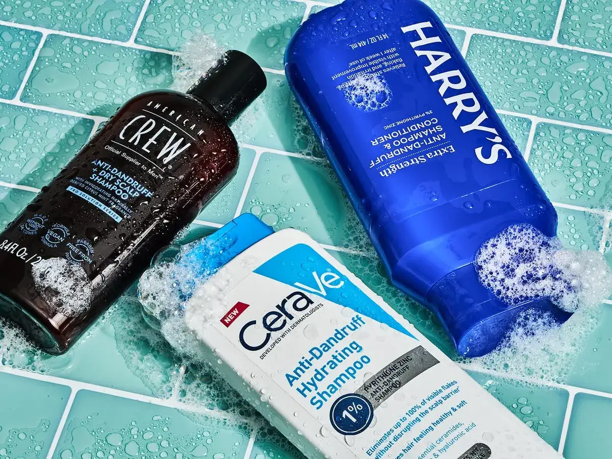 Szampony American Crew, Harry's i CeraVe to skuteczne rozwiązania co na łupież. Piana i woda podkreślają ich działanie.