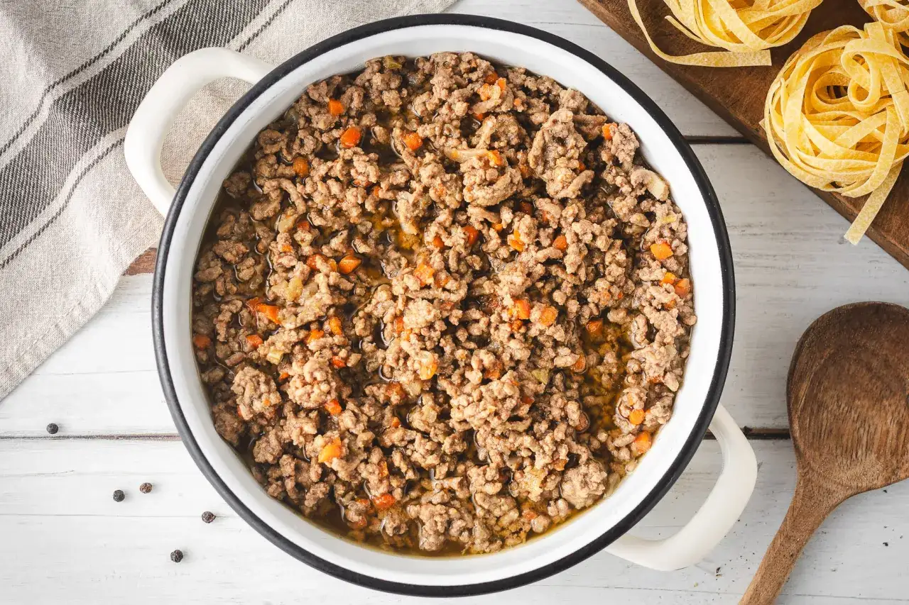 Un saporito rag&ugrave; bianco in una pentola, pronto per condire la pasta.