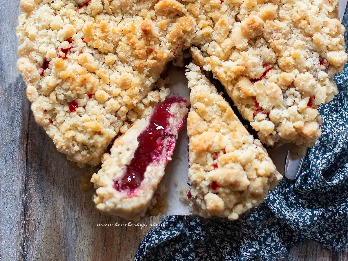Deliziosa sbriciolata alla marmellata, con la sua crosta dorata e il ripieno rosso brillante.