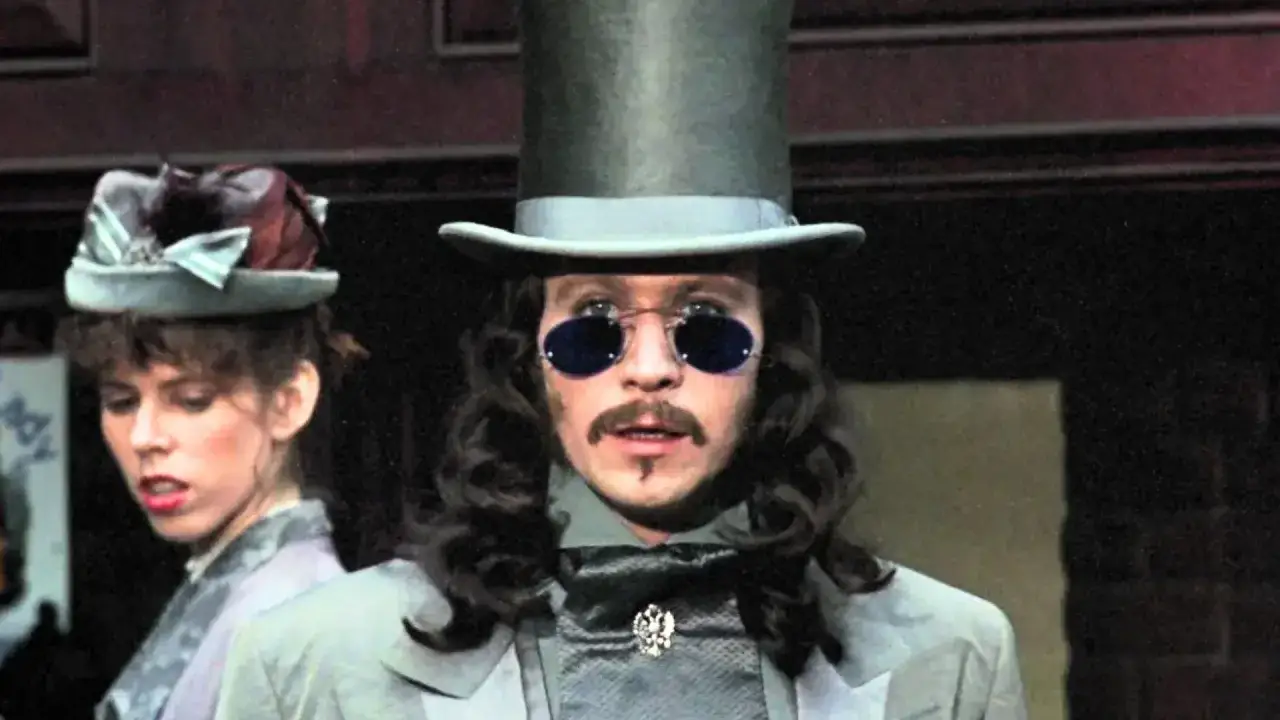 Młody Gary Oldman jako Dracula w cylindrze i okularach, obok kobiety w ozdobnym kapeluszu.