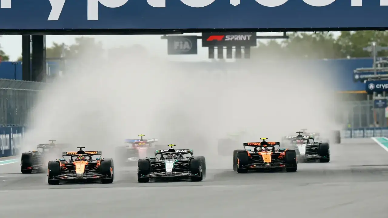Emocionante resultado carrera sprint con autos de F1 levantando agua en la pista.