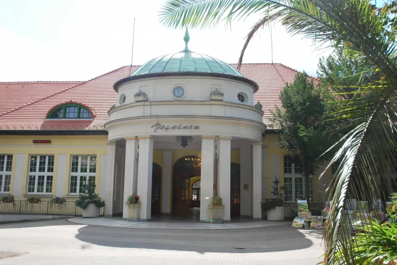 Elegancka architektura z kopułą i kolumnami, zapraszająca do odkrywania **Polanica Zdrój atrakcje**.