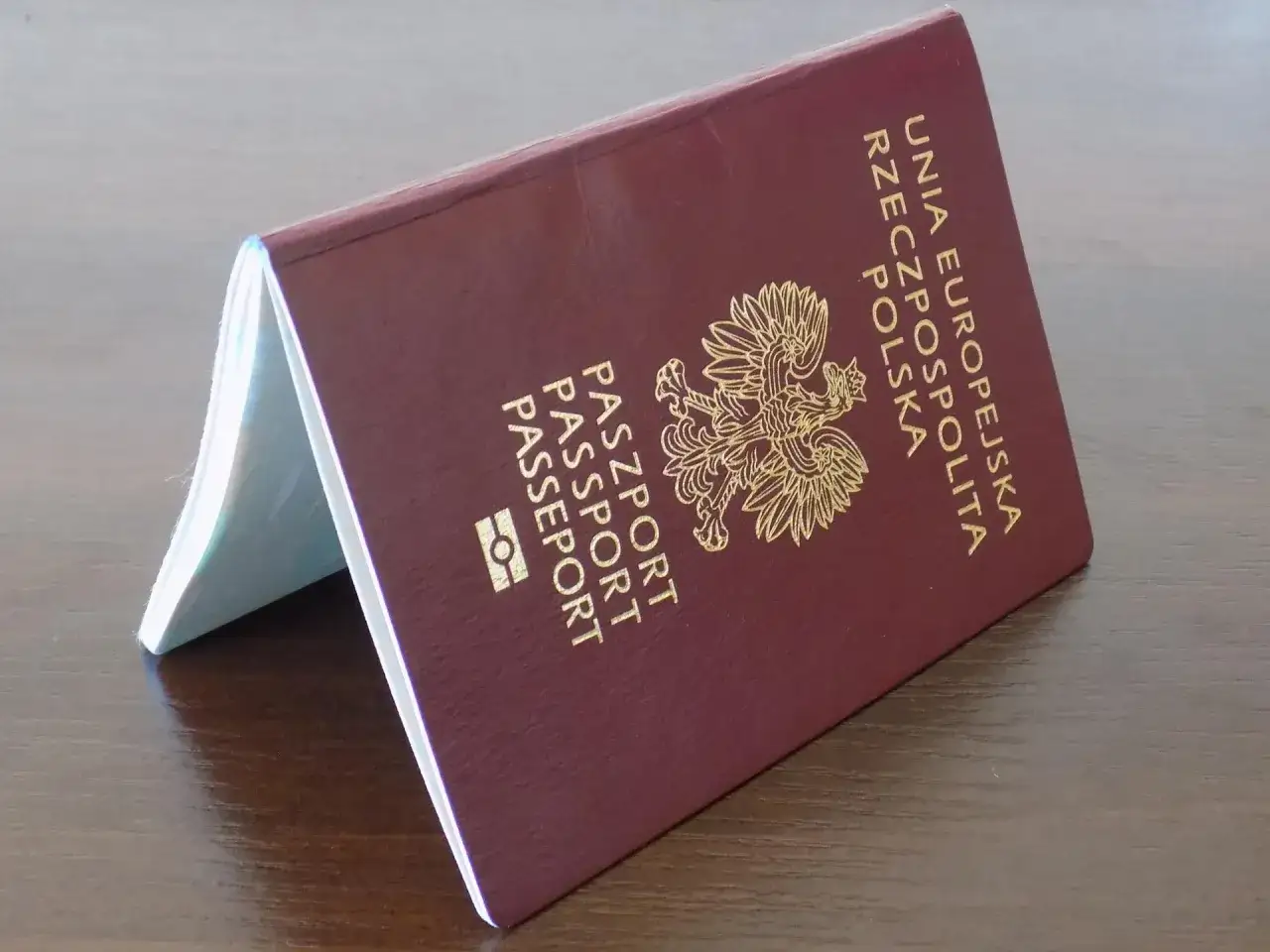 Polski paszport, który jest dowodem tożsamości i pozwala podróżować po świecie. Wniosek o jego wydanie złożysz w urzędzie wojewódzkim.