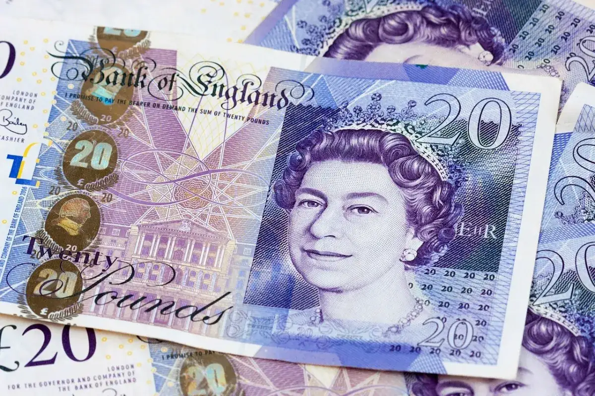 Brytyjska waluta, funt szterling, widoczna na banknotach 20 funtów z wizerunkiem królowej Elżbiety II.