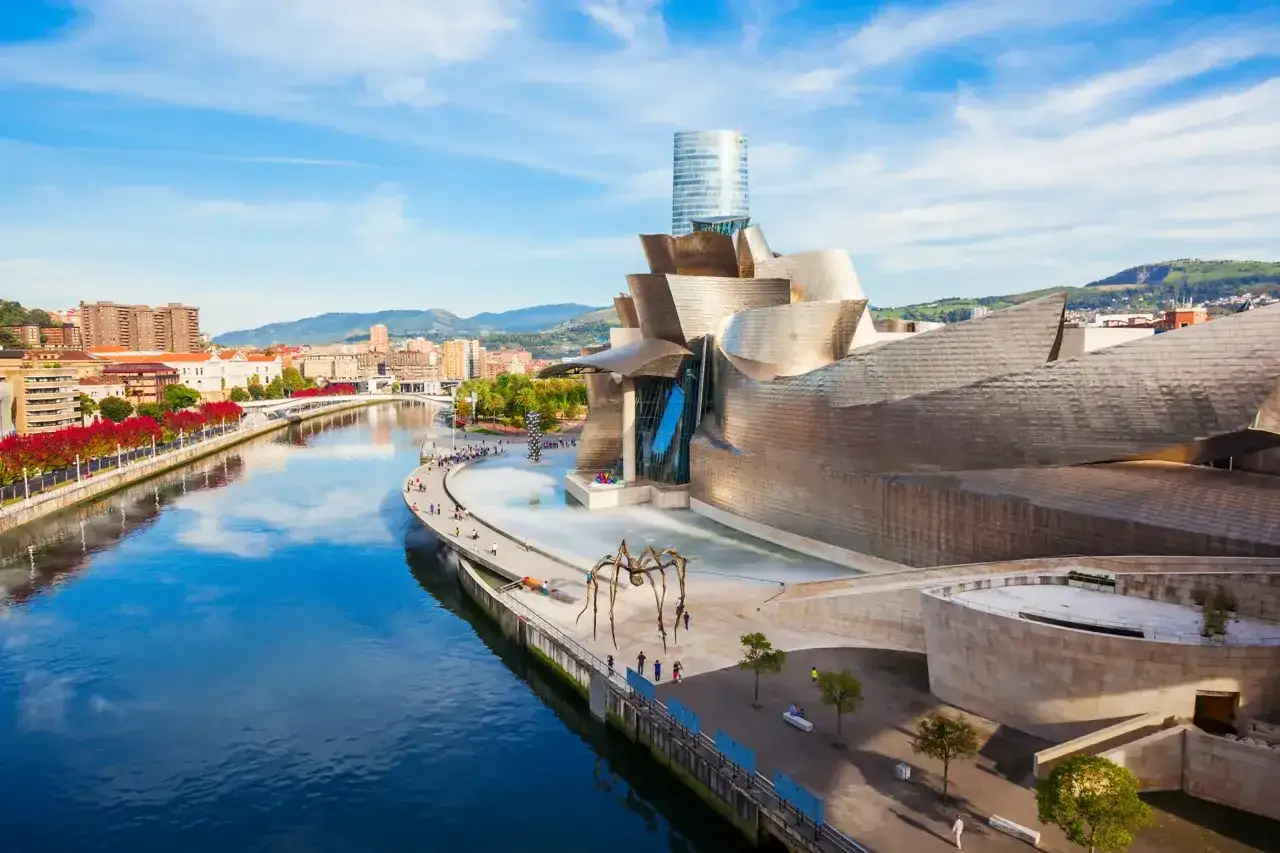 Museo Guggenheim y el río Nervión, un lugar icónico que ver en Bilbao en 2 días. La araña gigante Maman vigila la entrada.