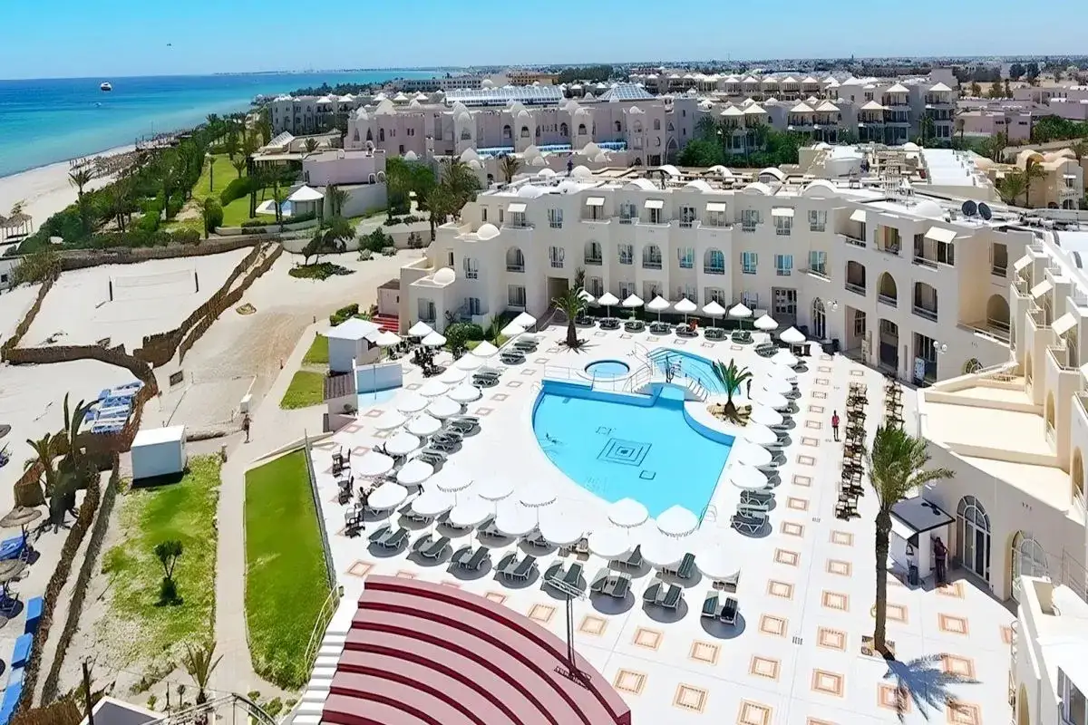Luksusowy hotel z basenem i widokiem na morze, idealny na wakacje w tunezyjskich miastach turystycznych.