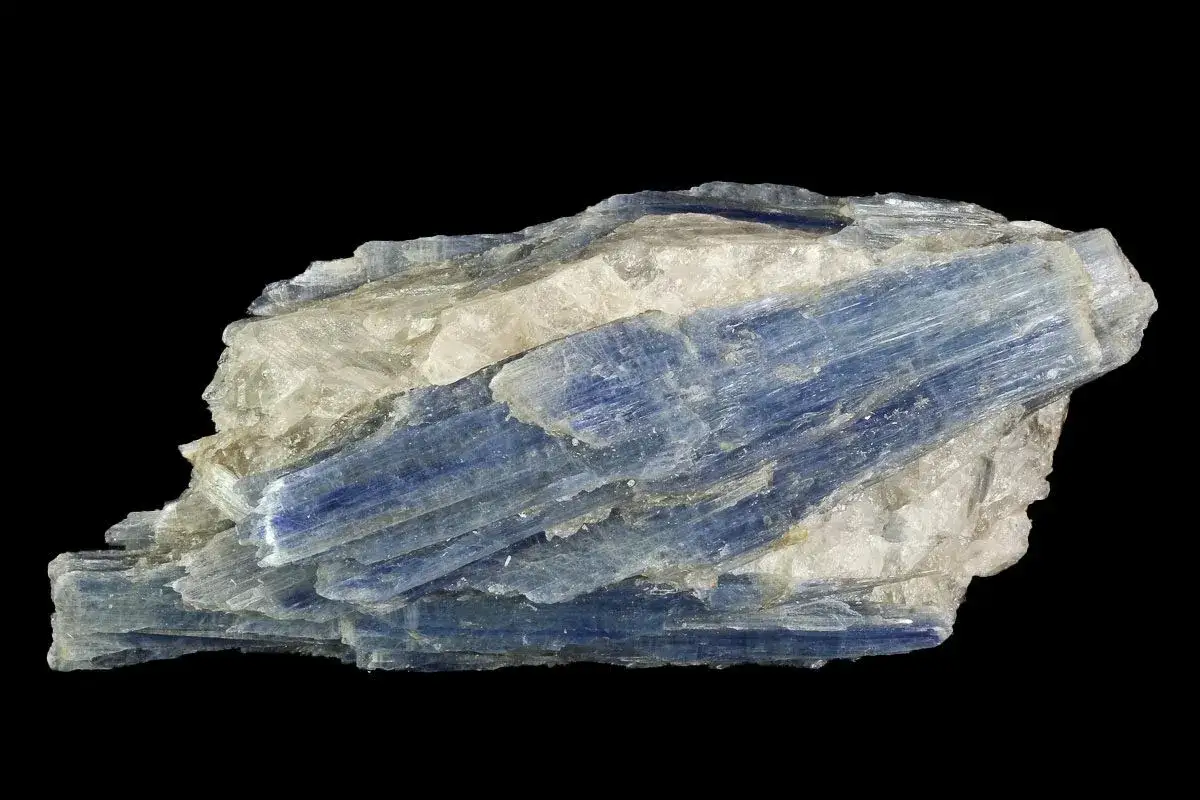 Blauer Kyanit mit weißem Quarz, dessen schichtartige Struktur eine faszinierende Wirkung entfaltet.