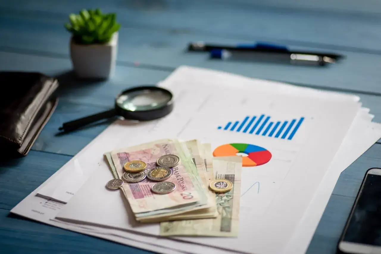 Analiza finansowa, pieniądze i wykresy na biurku. Planowanie restrukturyzacji kredytu.