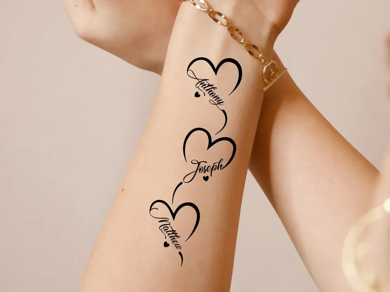 Drei Herzen mit den Namen Anthony, Joseph und Matthew. Ein sch&ouml;nes Beispiel f&uuml;r ein enkel tattoo namen.