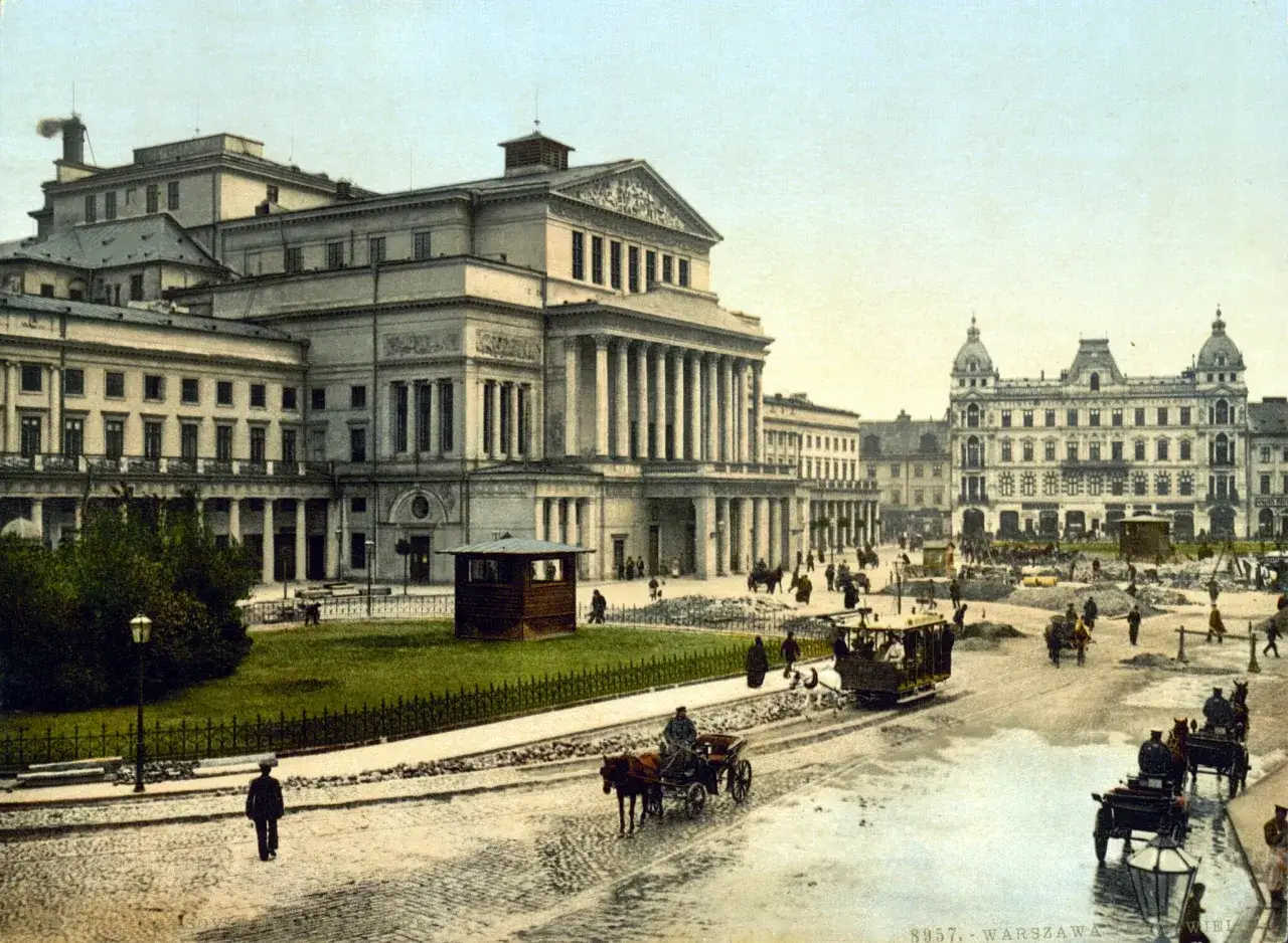 Warszawa, symbol oświecenia w Polsce. Monumentalny Teatr Wielki i inne budynki, dorożki i tramwaj na brukowanej ulicy.