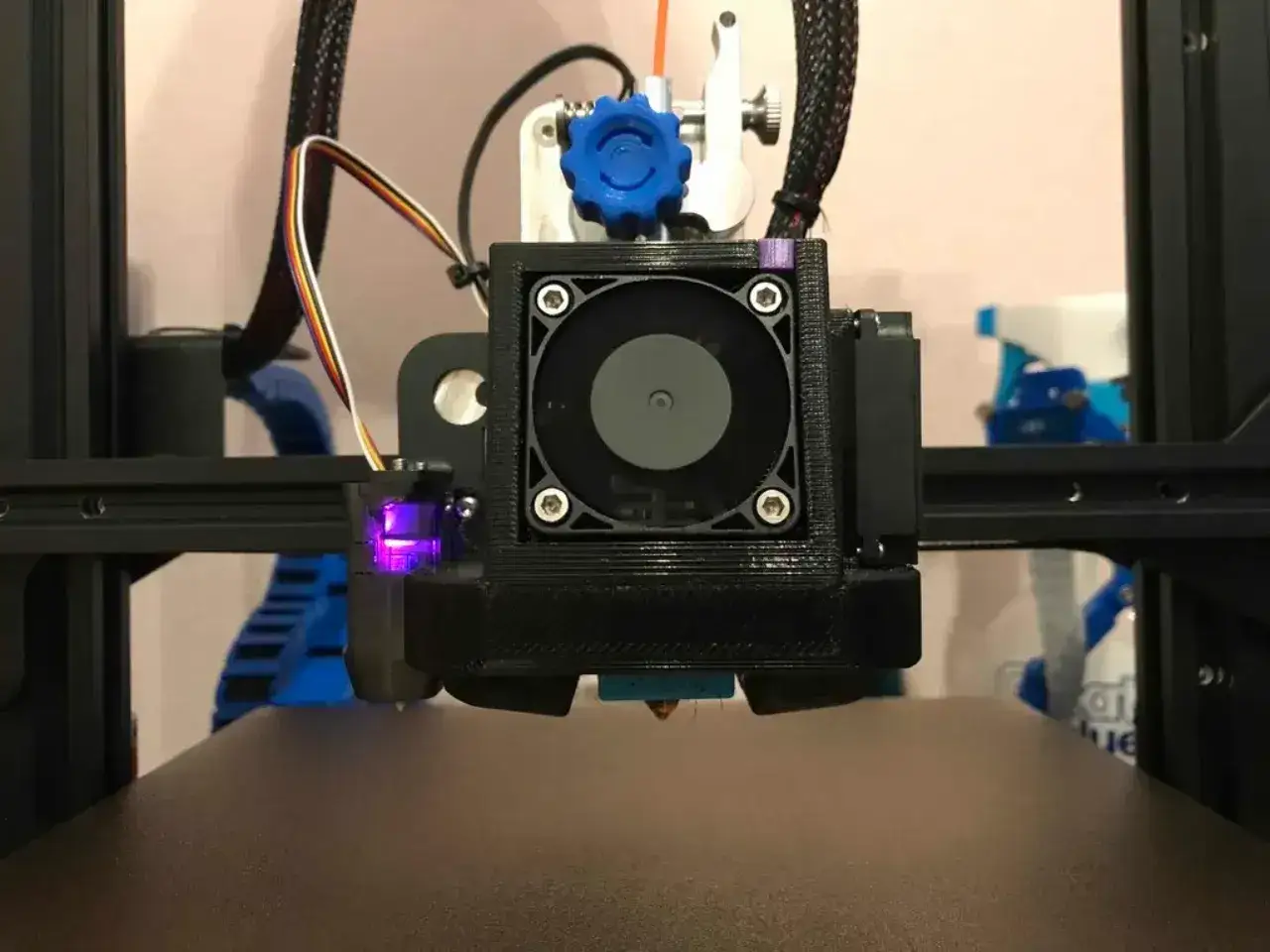 Zmodyfikowany Ender 3 V2 z zamontowanym czujnikiem CR Touch, wentylatorem i dyszą.