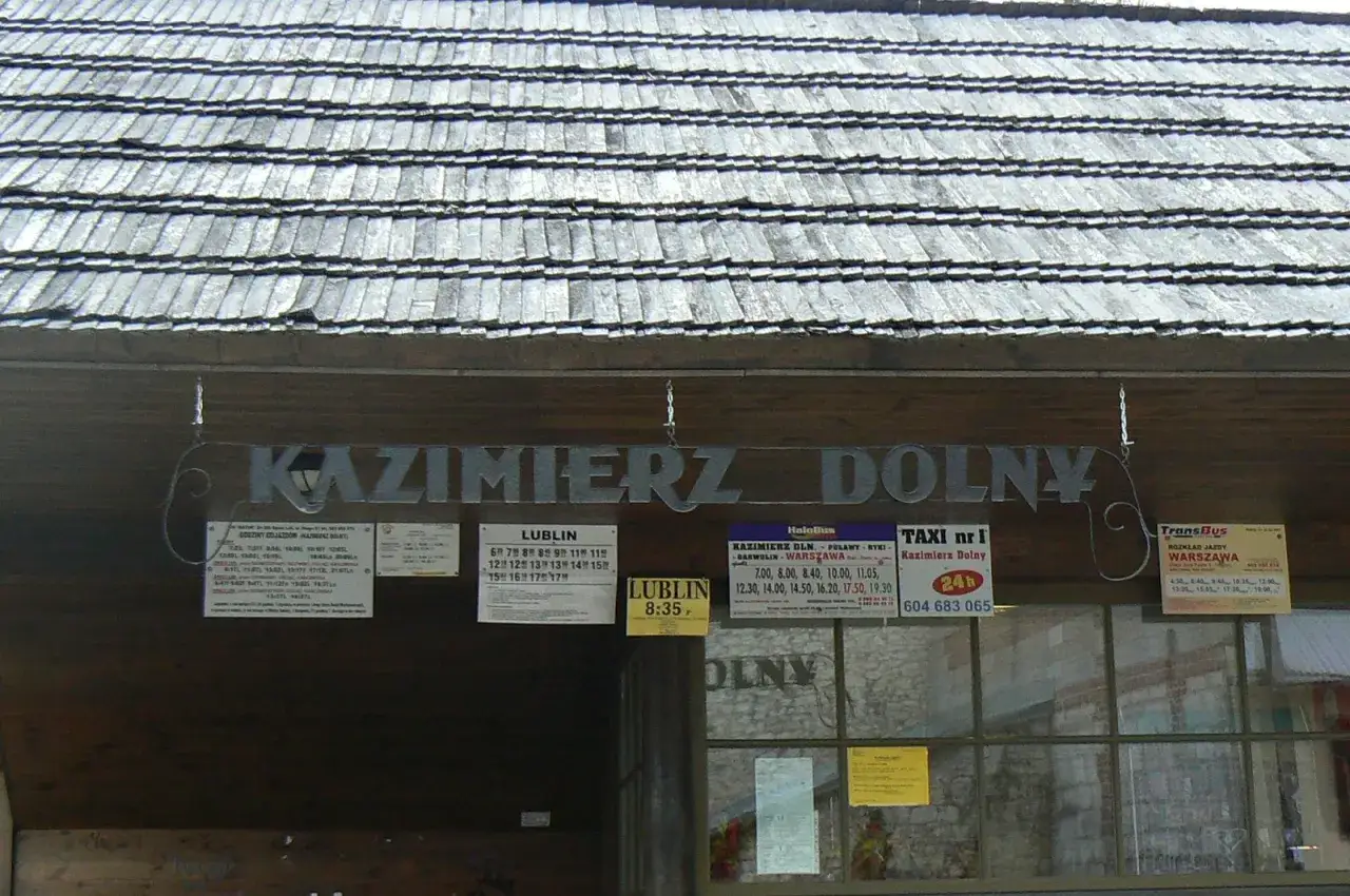 Tablica z rozkładem jazdy autobusów do Lublina i Warszawy z Kazimierza Dolnego. Busy kursują często, zapewniając ruchliwe połączenie.