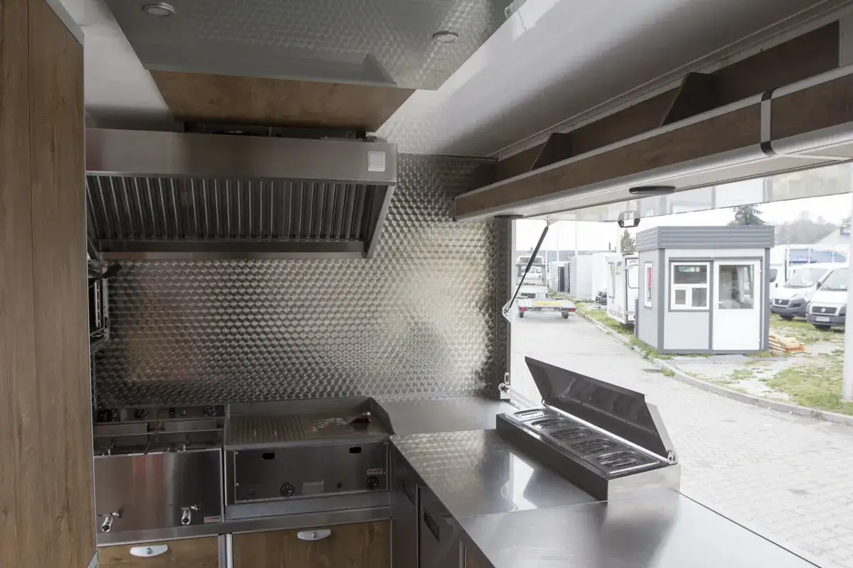 Nowoczesny food truck z profesjonalnym sprzętem kuchennym, idealny na start dzięki dofinansowaniu na food trucka.