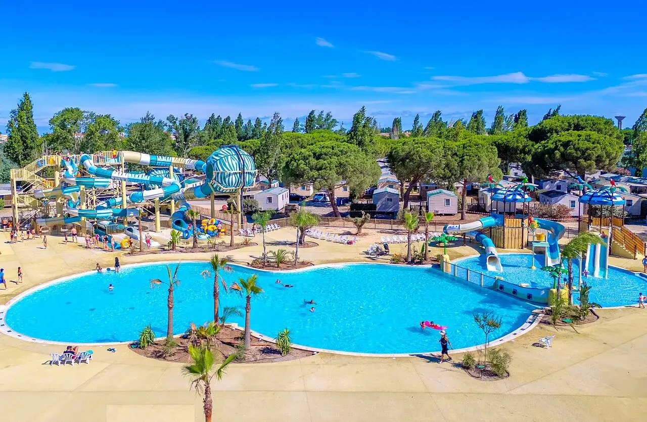 Vaste aire de jeux aquatiques avec toboggans et piscine, idéale pour des vacances en famille. L'aire camping-car du Grau-du-Roi offre un séjour ensoleillé.