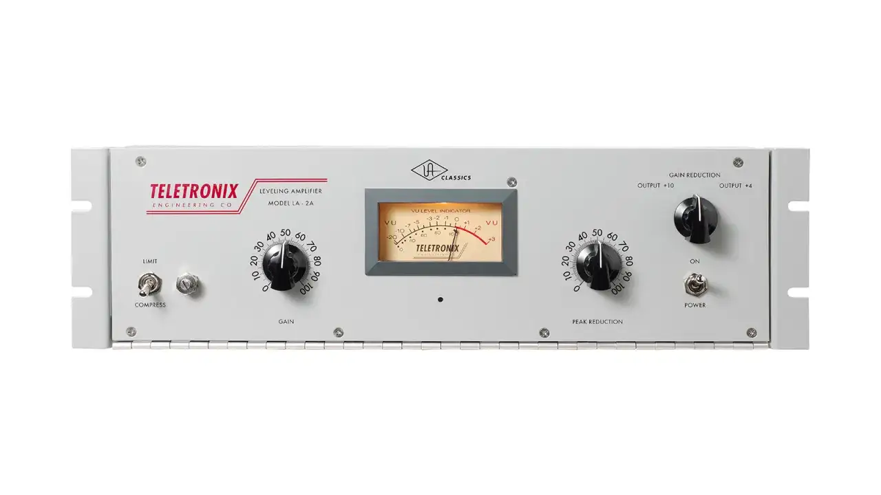Un compresseur voix Teletronix LA-2A, un classique de l'audio, avec son VU m&egrave;tre embl&eacute;matique et ses r&eacute;glages pr&eacute;cis.