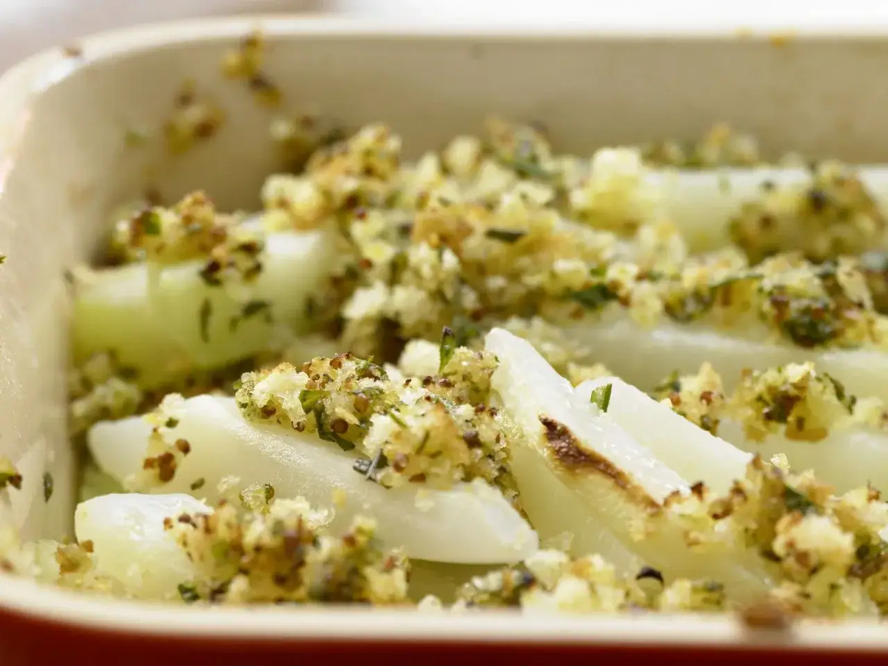 Kohlrabi mit verschiedenen Gewürzen und Kräutern