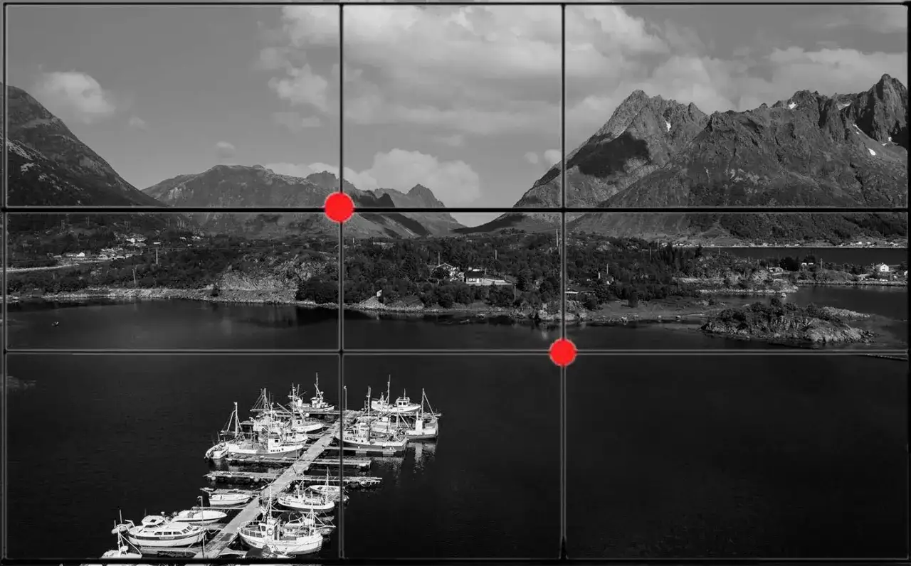 En vy &ouml;ver en hamn med b&aring;tar och berg, komponerad enligt gyllene snittet foto.