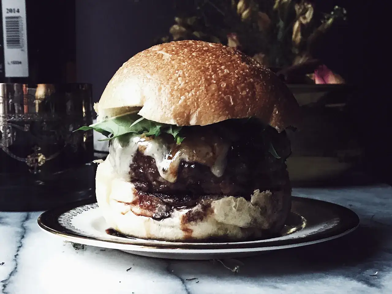 Hamburger gourmet con salsa al vino bianco e contorni