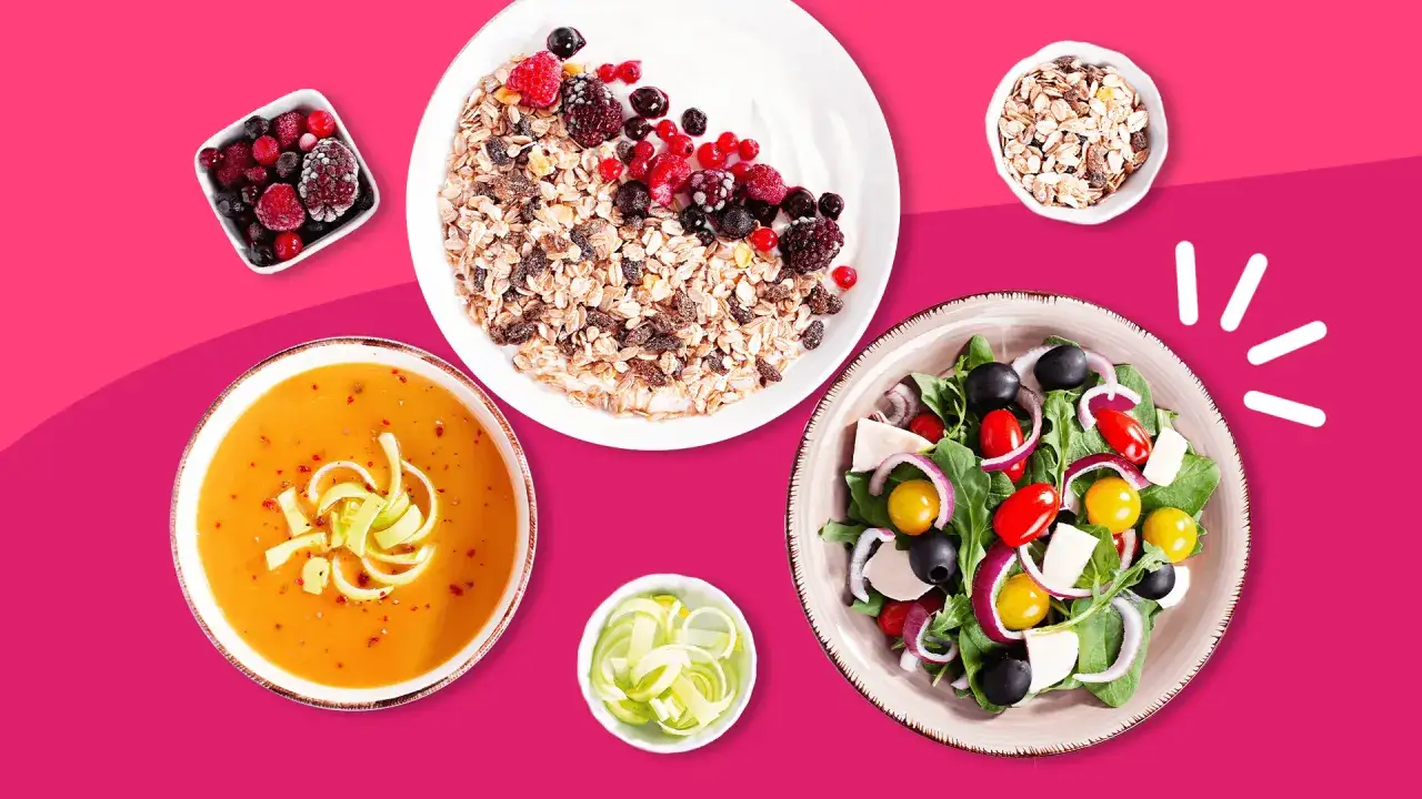 Gesunde Ern&auml;hrung mit Beeren, M&uuml;sli, Suppe und Salat. Magnesium kann in den Wechseljahren unterst&uuml;tzen.