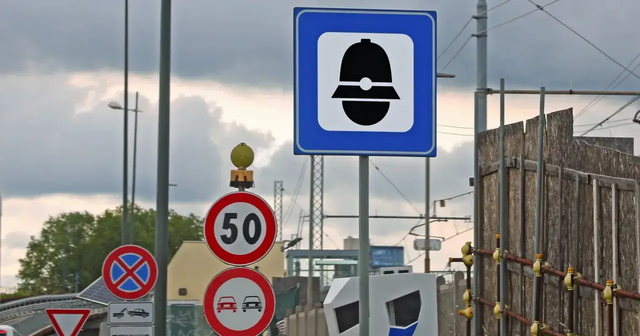Znaki drogowe we Włoszech: ograniczenie prędkości do 50 km/h, zakaz wjazdu, zakaz zatrzymywania się i znak informujący o kasku.