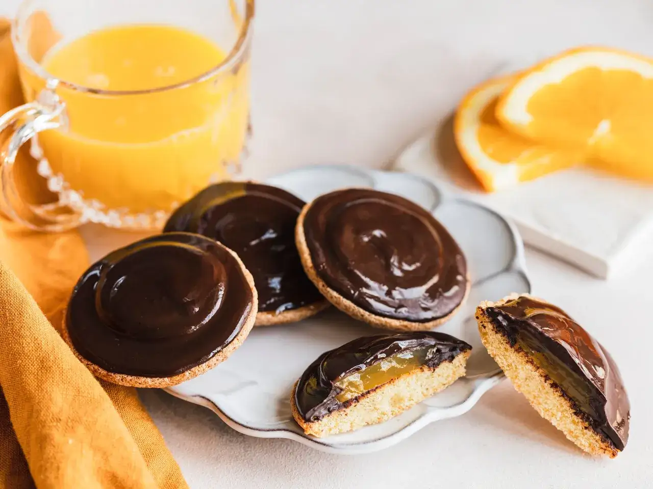 Schokoladige Jaffa Cakes mit Orangenmarmelade, perfekt für ein Jaffa Cake Rezept. Dazu ein Glas Orangensaft.