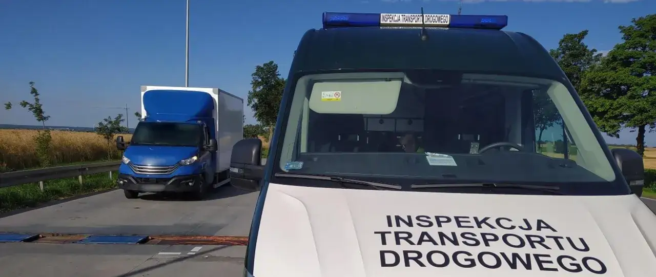 Inspekcja Transportu Drogowego sprawdza ładowność busa na drodze.