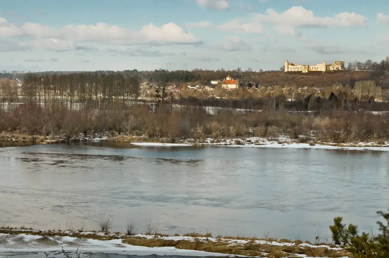 Zamek na wzgórzu i rzeka w zimowej scenerii. Mięćmierz atrakcje czekają na odkrycie!