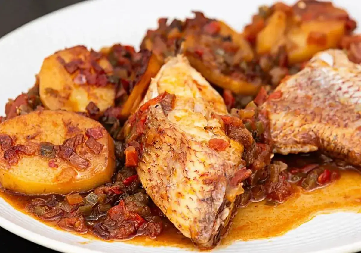 Deliciosa urta a la roteña con patatas y verduras en salsa.