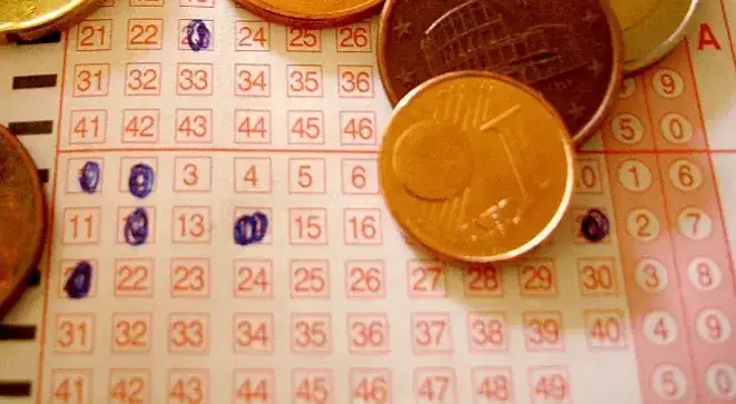 Kupon Eurojackpot z zaznaczonymi liczbami i monetami. Czy to klucz do odpowiedzi, dlaczego zwycięzcy eurojackpot z małych miast w Polsce najszybciej bankrutują?