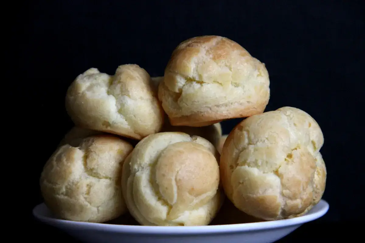 Bignè dorati, perfetti per ogni ripieno. Le giuste proporzioni degli ingredienti per la pasta choux sono fondamentali per un risultato impeccabile.