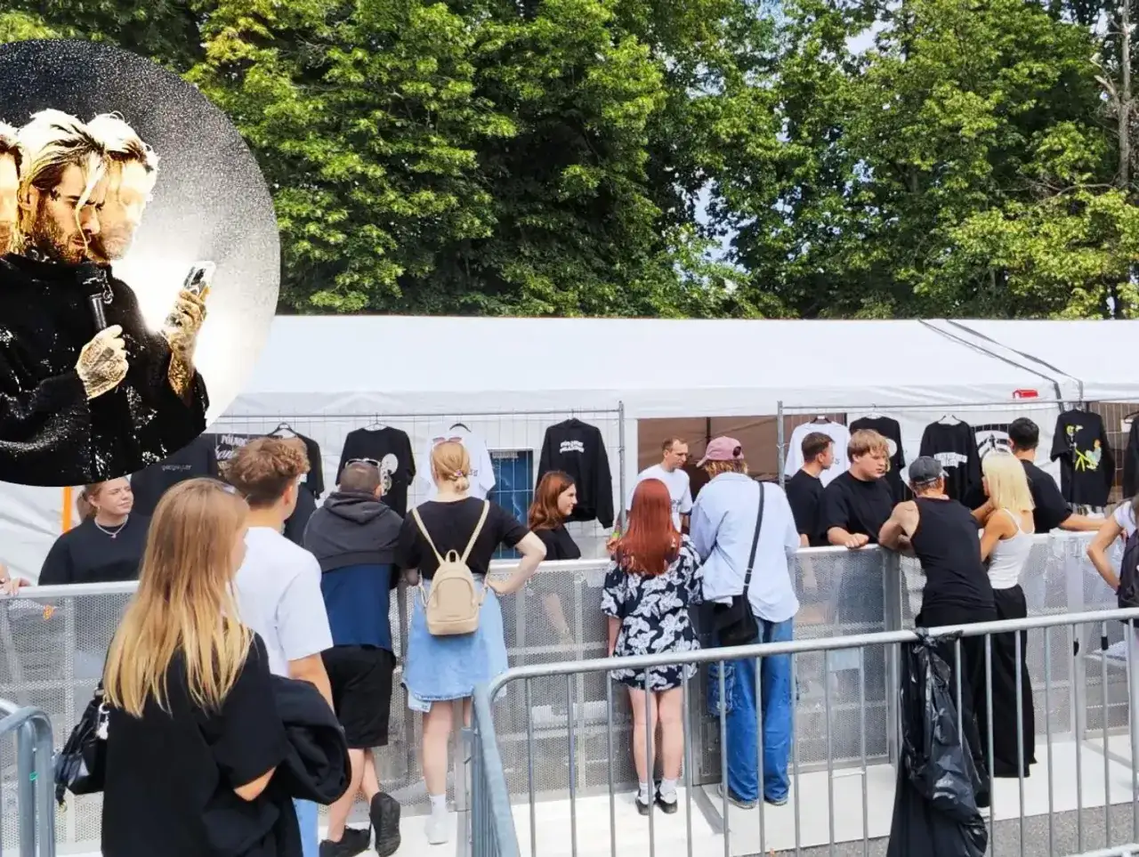 Fani Quebonafide czekają na koncert, zastanawiając się, ile lat ma ich idol. W tle stoisko z gadżetami.