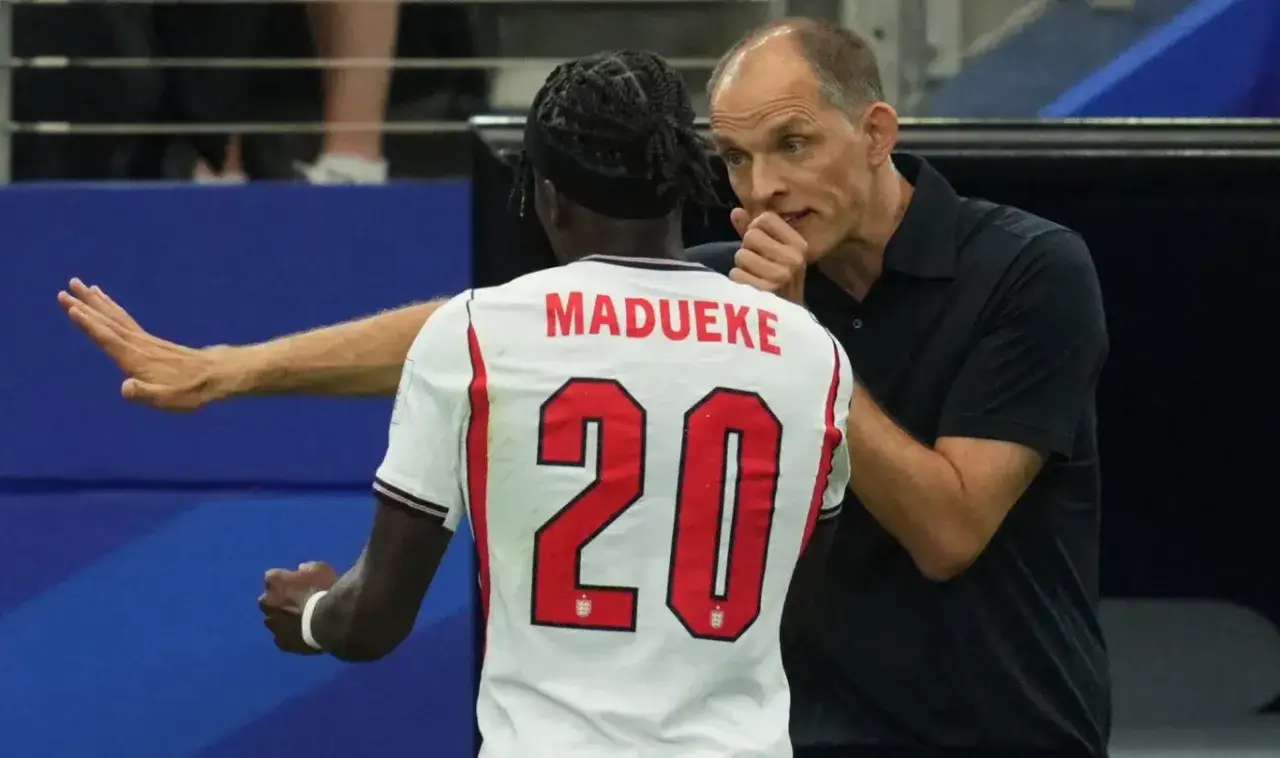 Trener reprezentacji Anglii, Gareth Southgate, udziela wskazówek zawodnikowi z numerem 20.