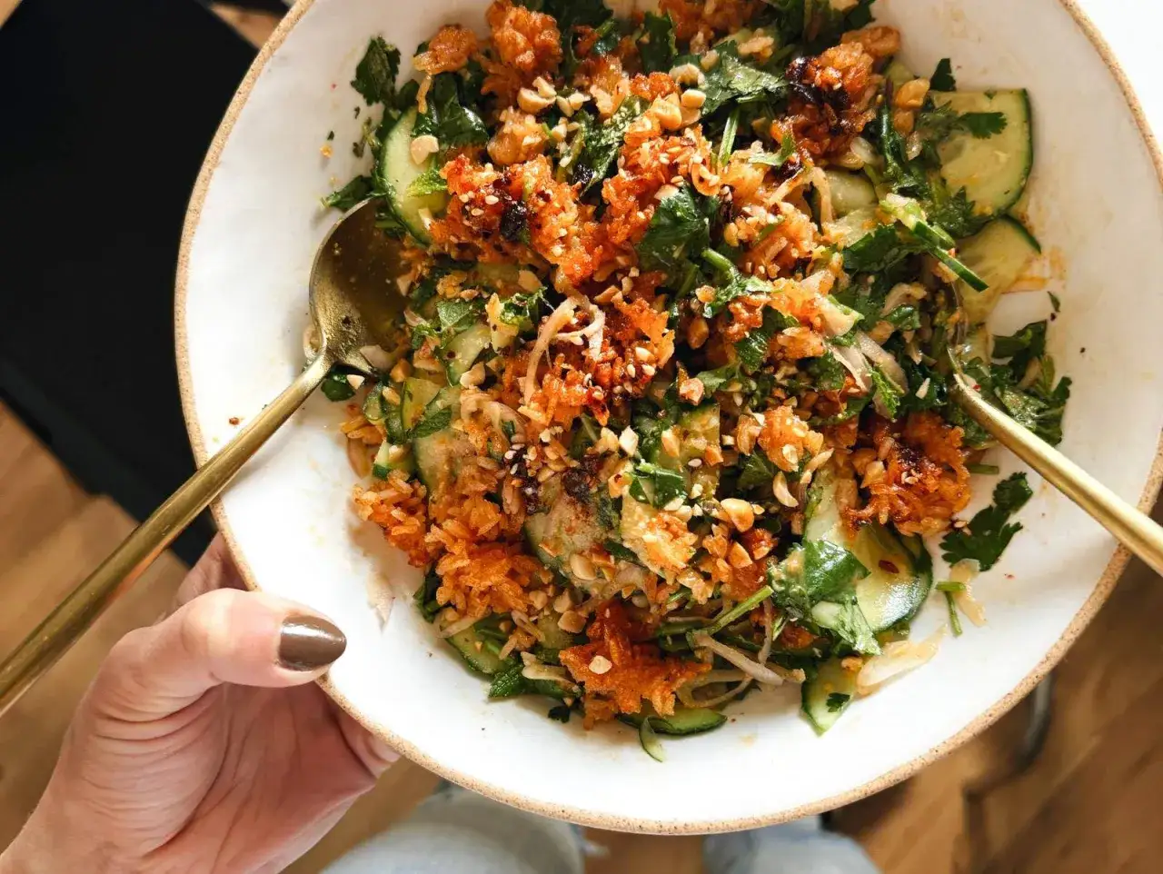Ein köstliches Reissalat Rezept mit Gurken, Kräutern und knusprigen Reischips. Perfekt für einen leichten Lunch!