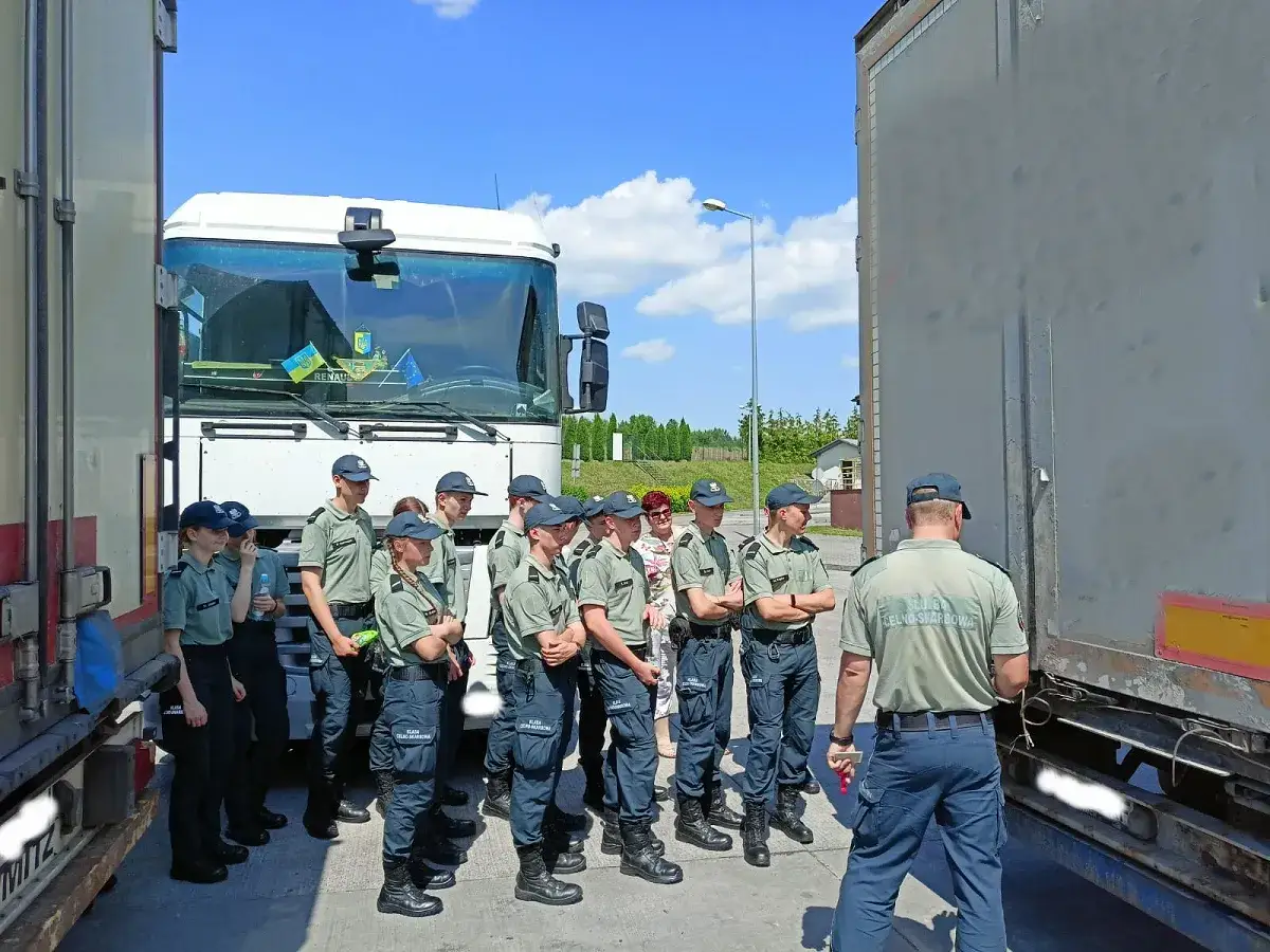 Służba Celno-Skarbowa kontrola bagażu na granicy