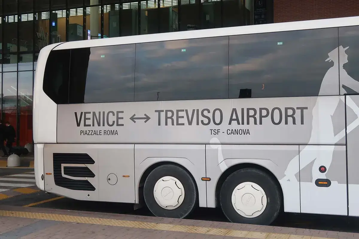Autobus z napisem 