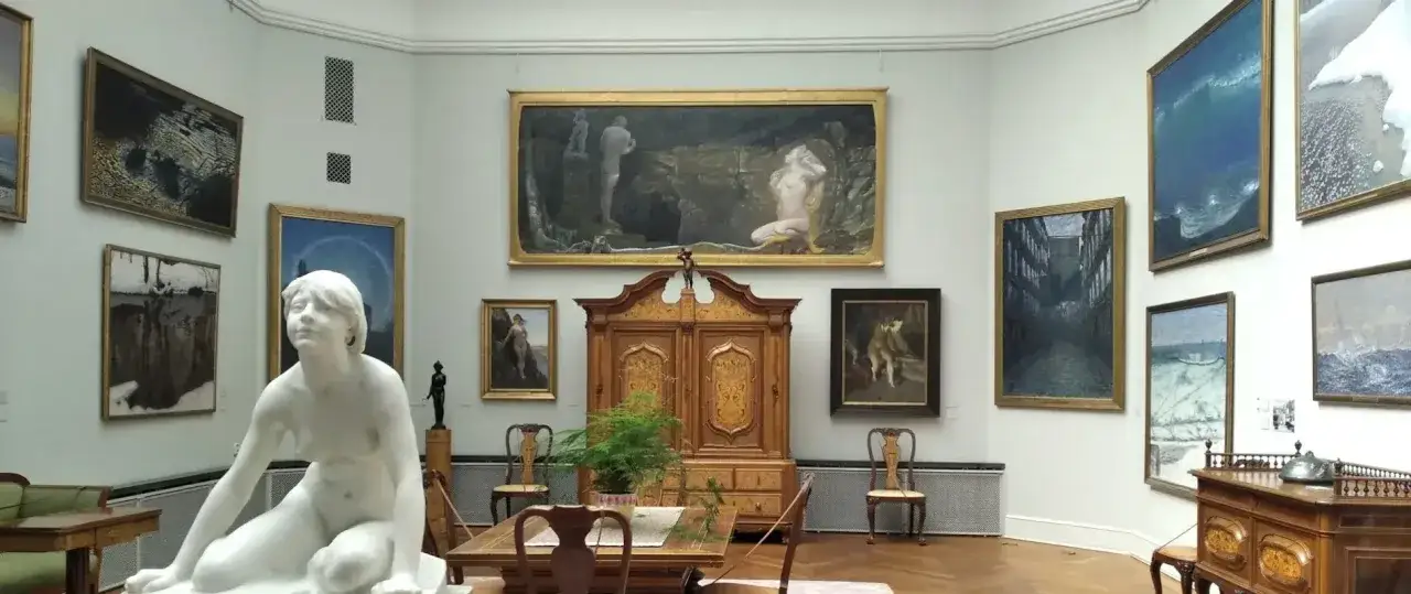 En sal p&aring; Thielska museet med skulptur och m&aring;lningar.
