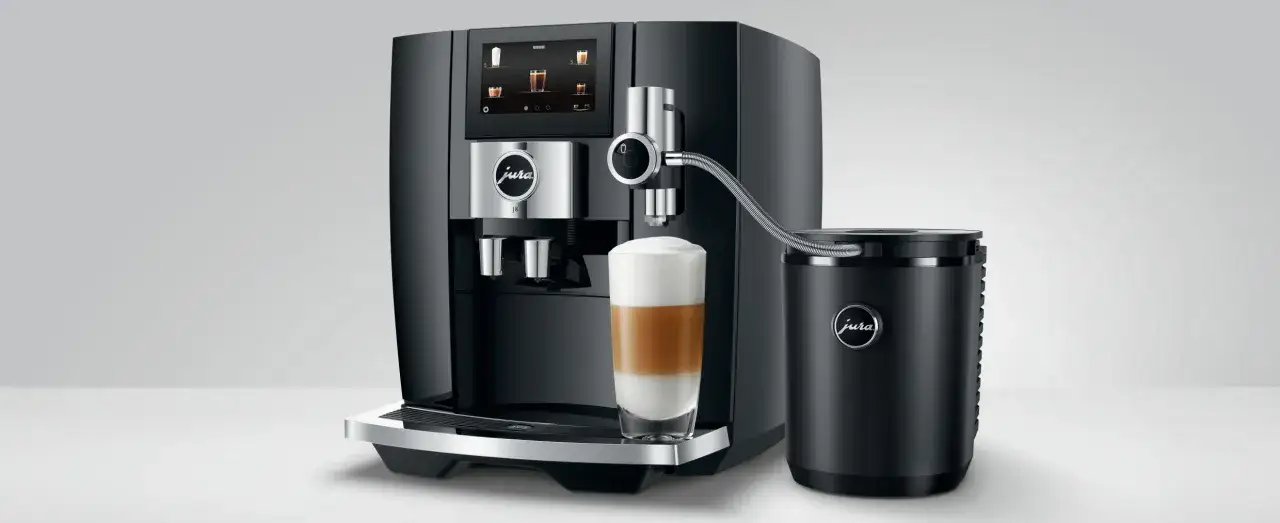 Elegancki ekspres do kawy z lodówką na mleko Jura J8, przygotowujący idealne latte macchiato.
